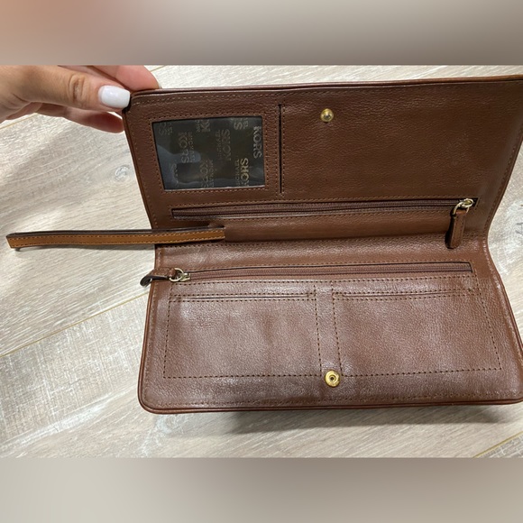 Authentic Michael Kors Monogram Vintage-Looking Clutch/Wristlet - Picture 3 of 4